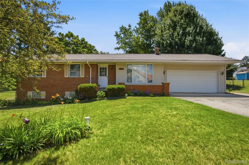 1517 W Oakley Park Road Commerce Charter Township MI 48390