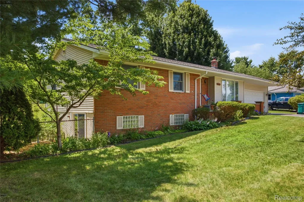 1517 W Oakley Park Road Commerce Charter Township MI 48390