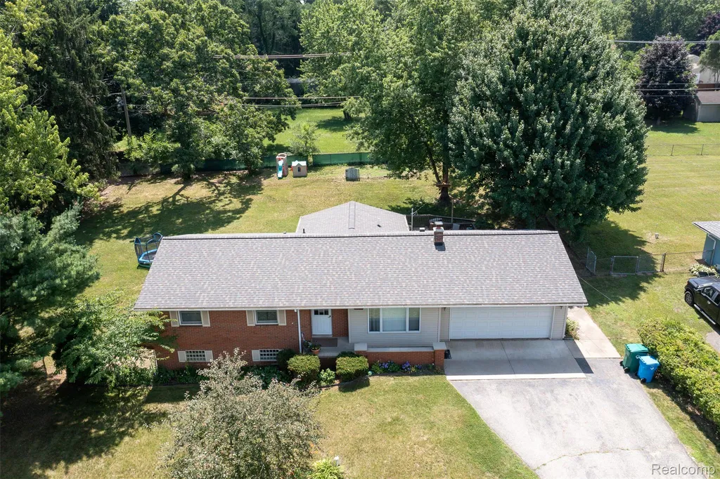 1517 W Oakley Park Road Commerce Charter Township MI 48390
