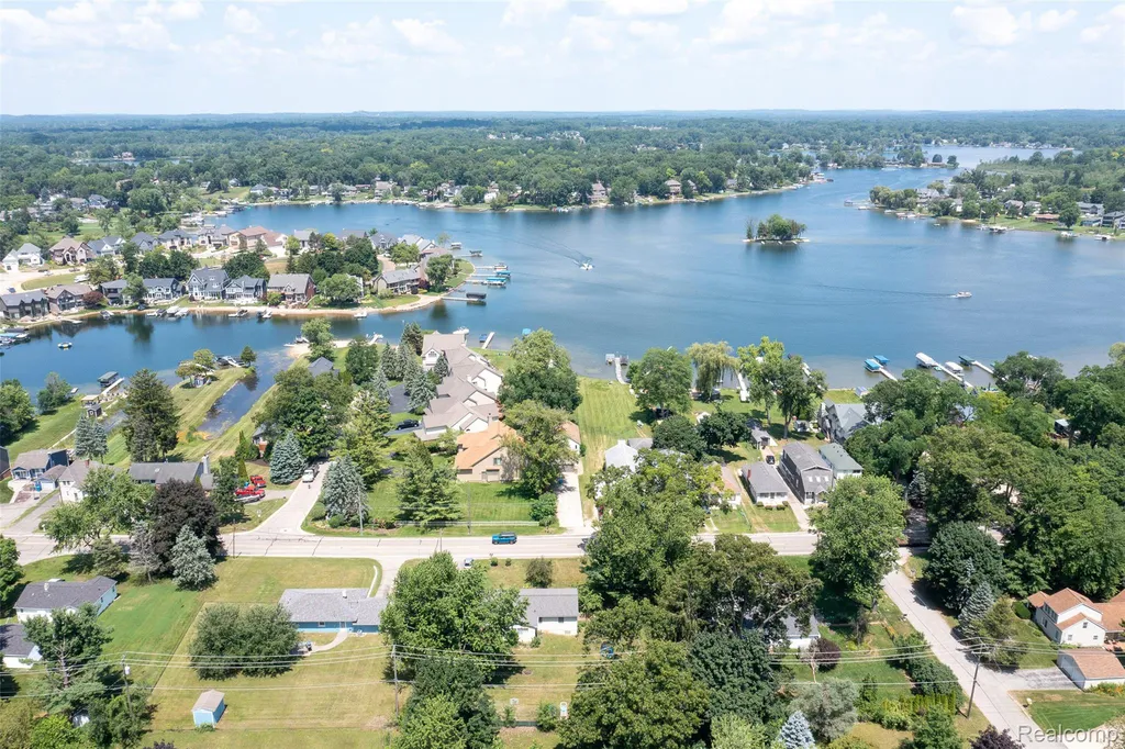 1517 W Oakley Park Road Commerce Charter Township MI 48390