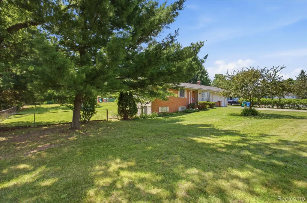 1517 W Oakley Park Road Commerce Charter Township MI 48390