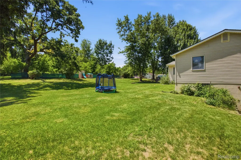 1517 W Oakley Park Road Commerce Charter Township MI 48390