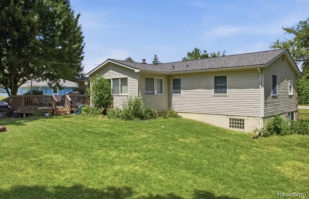 1517 W Oakley Park Road Commerce Charter Township MI 48390