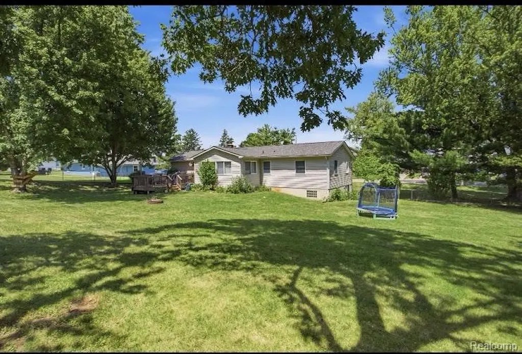 1517 W Oakley Park Road Commerce Charter Township MI 48390