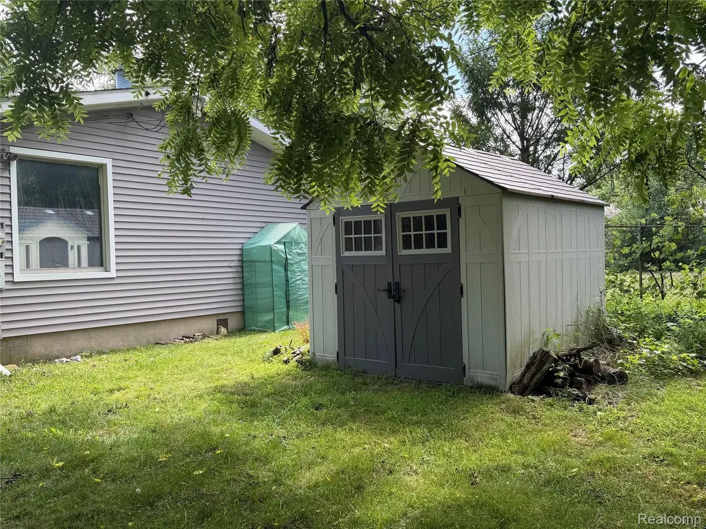 1814 Rockcreek Lane Flint City MI 48507
