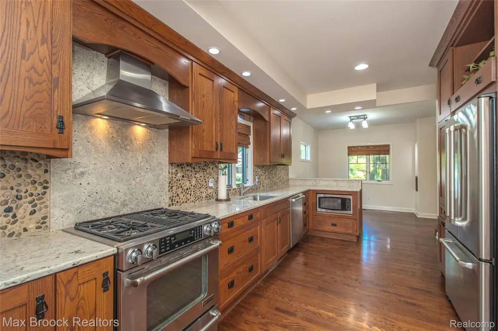 611 W 4th Street Royal Oak City MI 48067