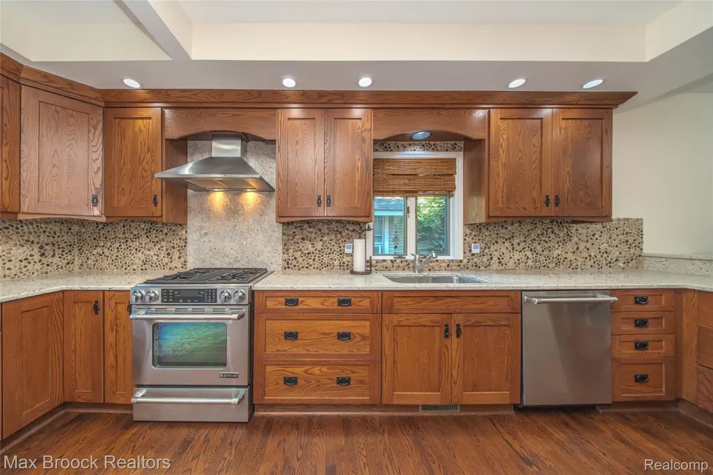 611 W 4th Street Royal Oak City MI 48067