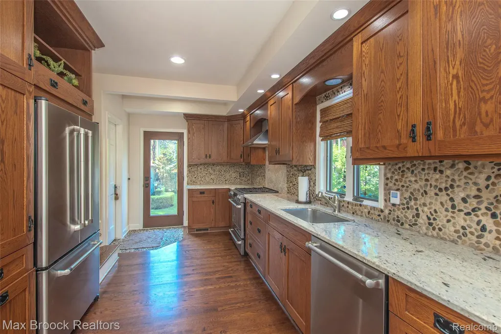 611 W 4th Street Royal Oak City MI 48067