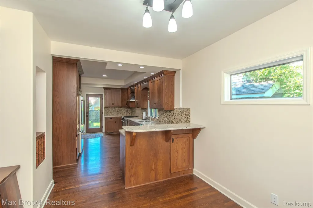 611 W 4th Street Royal Oak City MI 48067