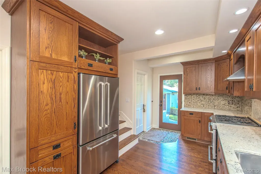 611 W 4th Street Royal Oak City MI 48067