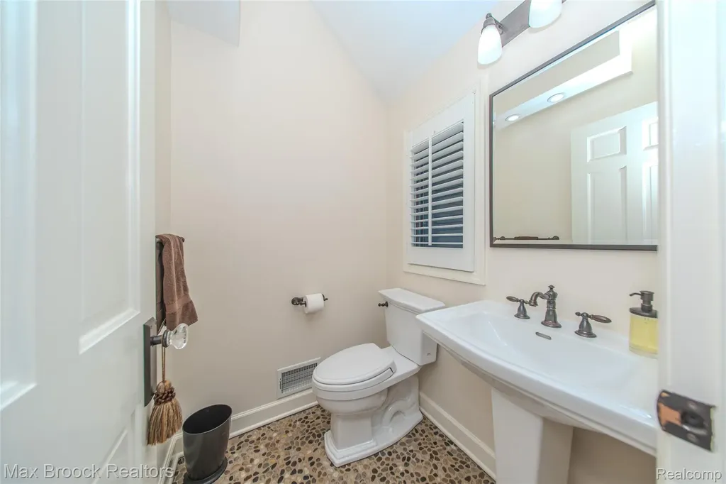 611 W 4th Street Royal Oak City MI 48067