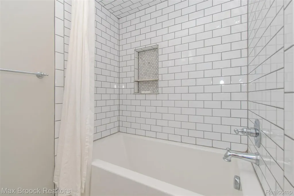 611 W 4th Street Royal Oak City MI 48067