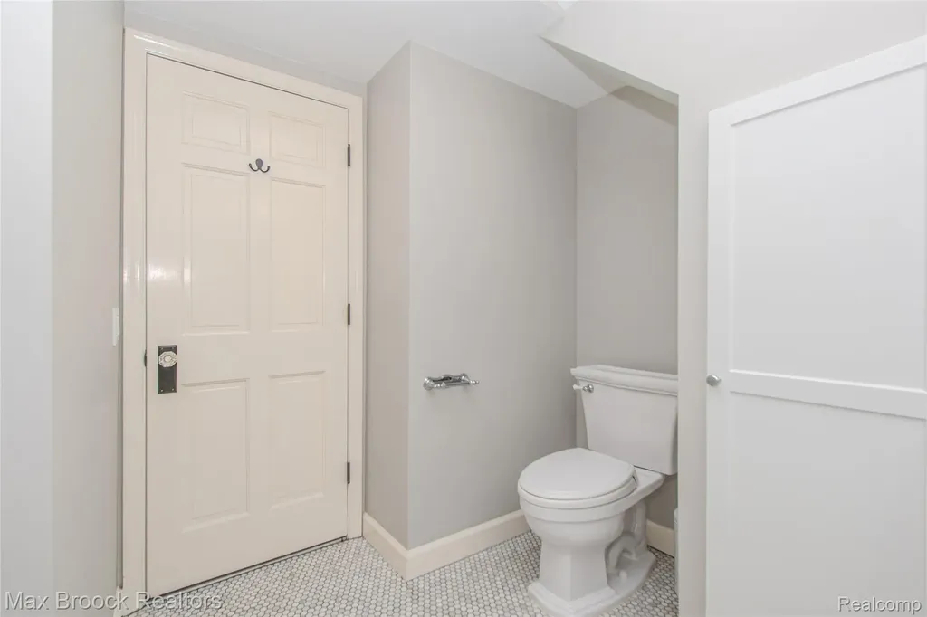 611 W 4th Street Royal Oak City MI 48067