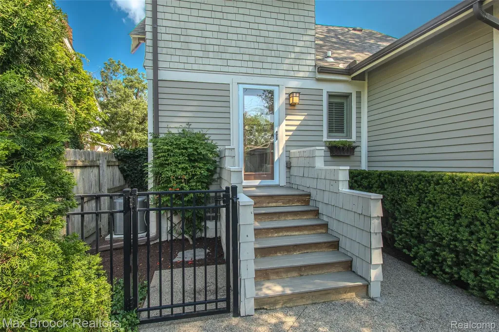 611 W 4th Street Royal Oak City MI 48067