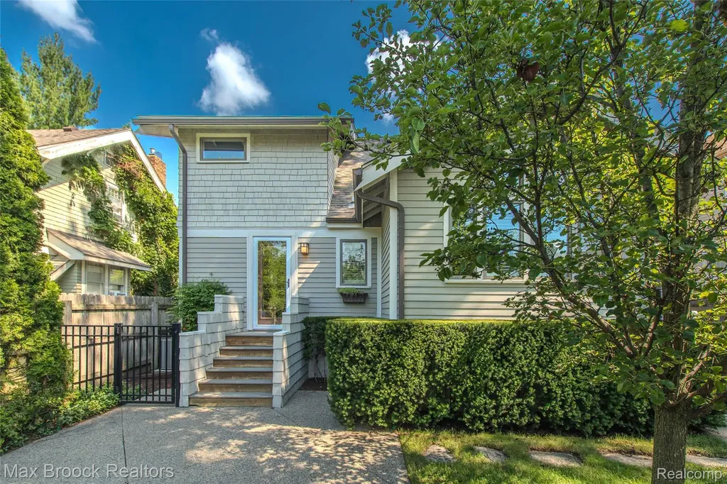 611 W 4th Street Royal Oak City MI 48067