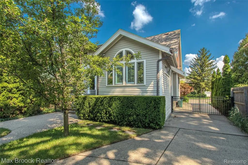 611 W 4th Street Royal Oak City MI 48067