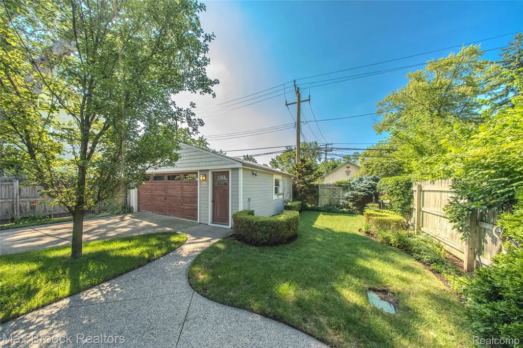 611 W 4th Street Royal Oak City MI 48067