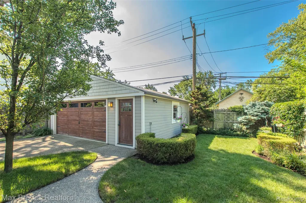 611 W 4th Street Royal Oak City MI 48067