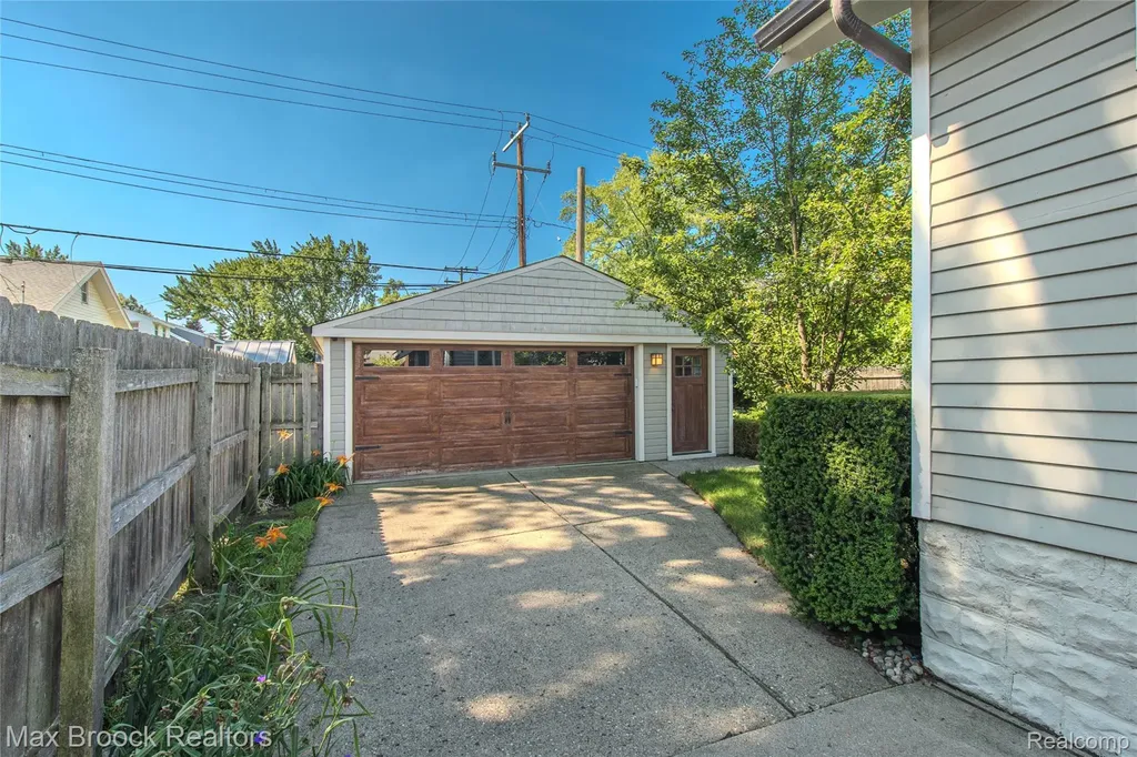 611 W 4th Street Royal Oak City MI 48067