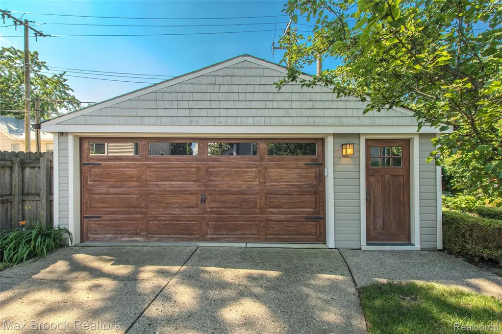 611 W 4th Street Royal Oak City MI 48067