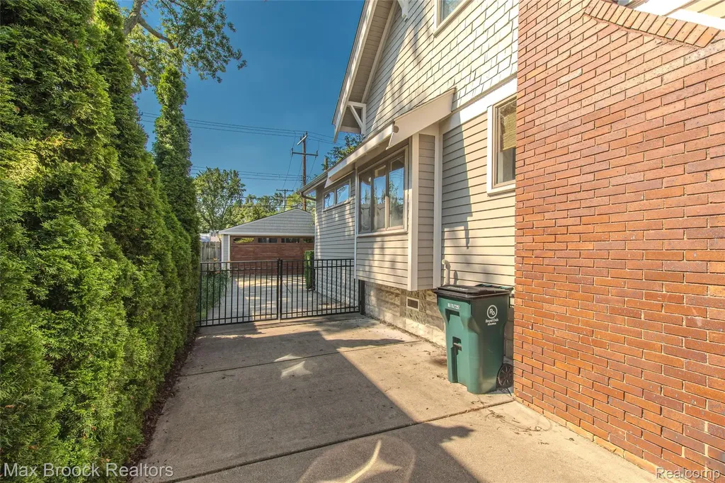 611 W 4th Street Royal Oak City MI 48067