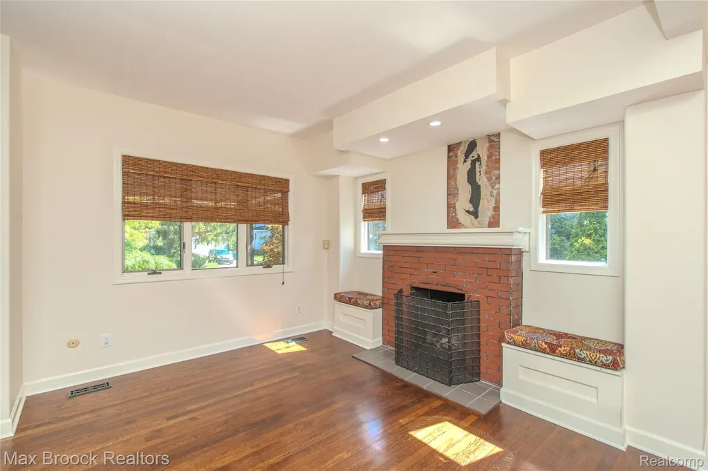 611 W 4th Street Royal Oak City MI 48067