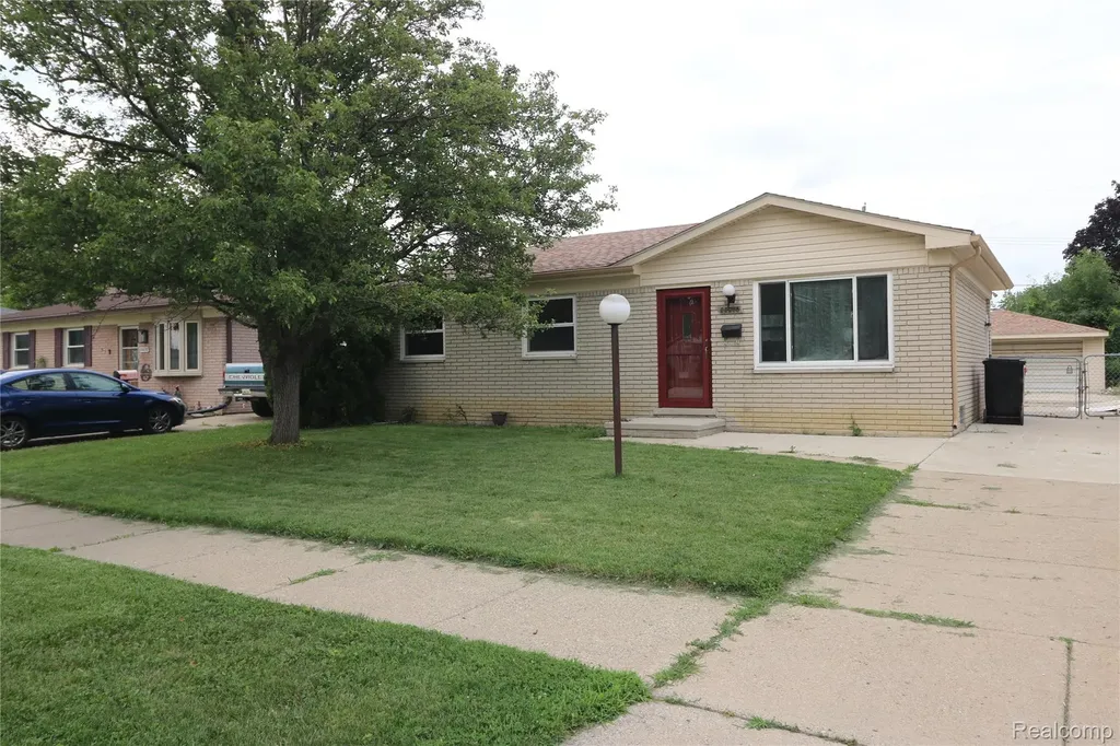27206 Perry Street Roseville City MI 48066