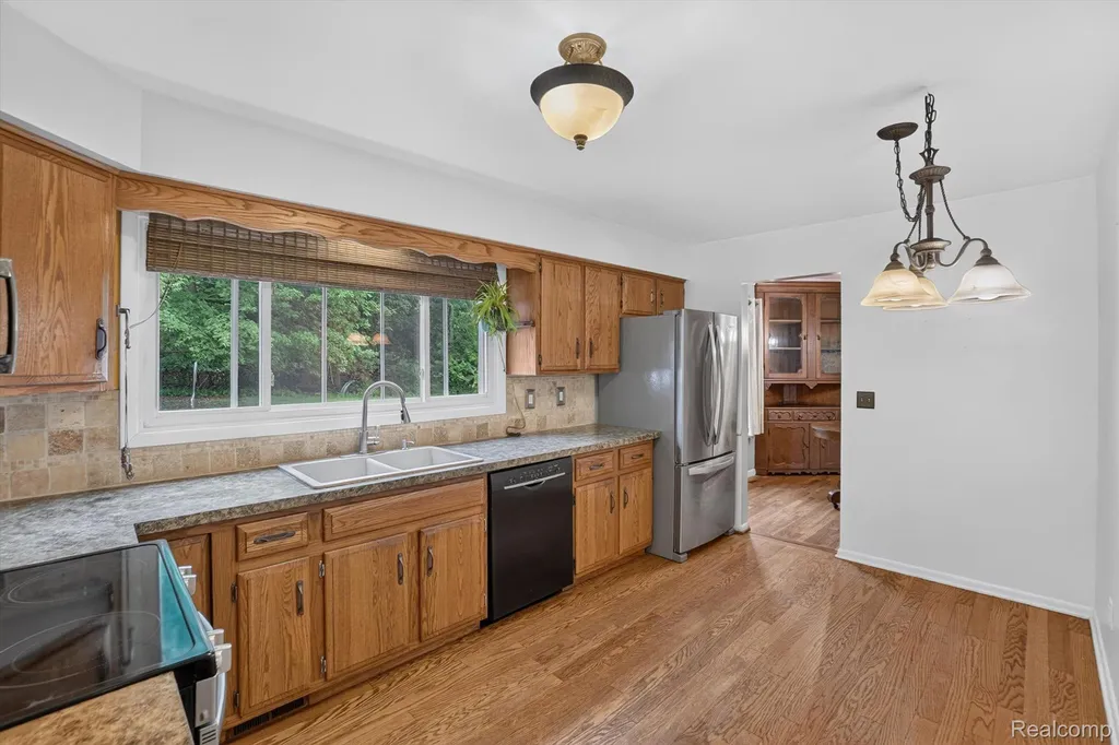 2356 Pineview Court Flint Charter Township MI 48433