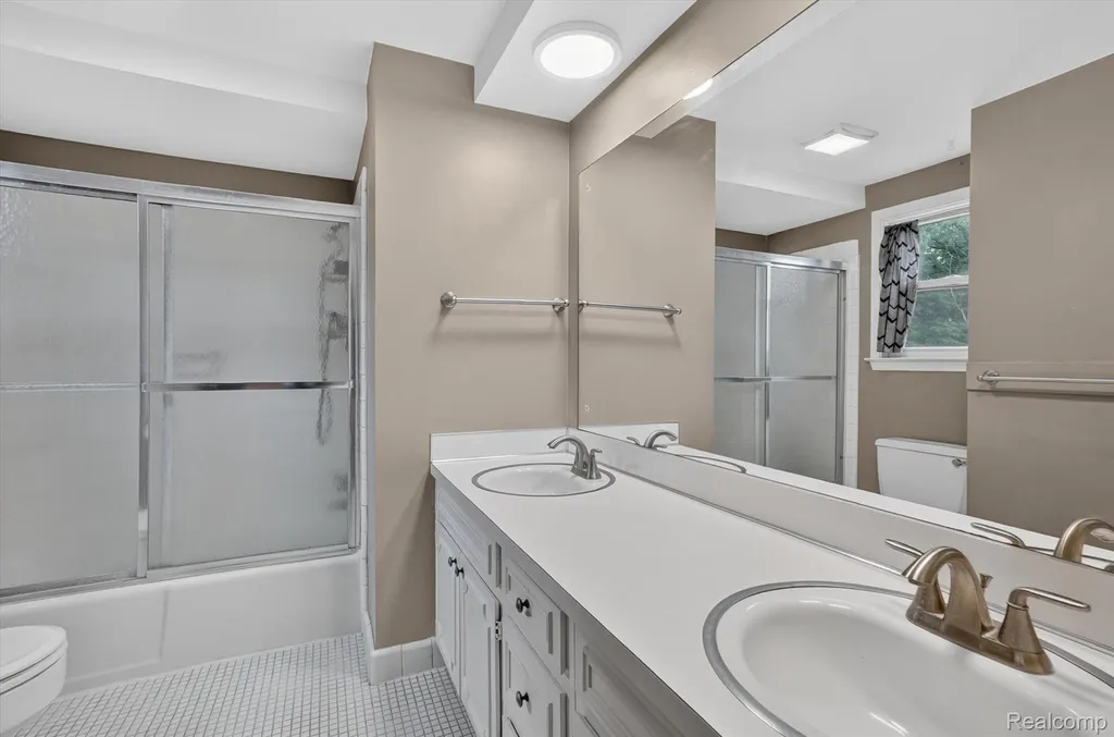 2356 Pineview Court Flint Charter Township MI 48433