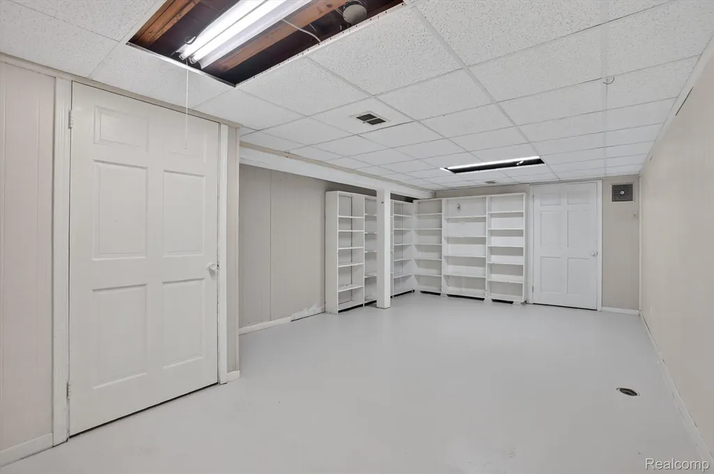 2356 Pineview Court Flint Charter Township MI 48433
