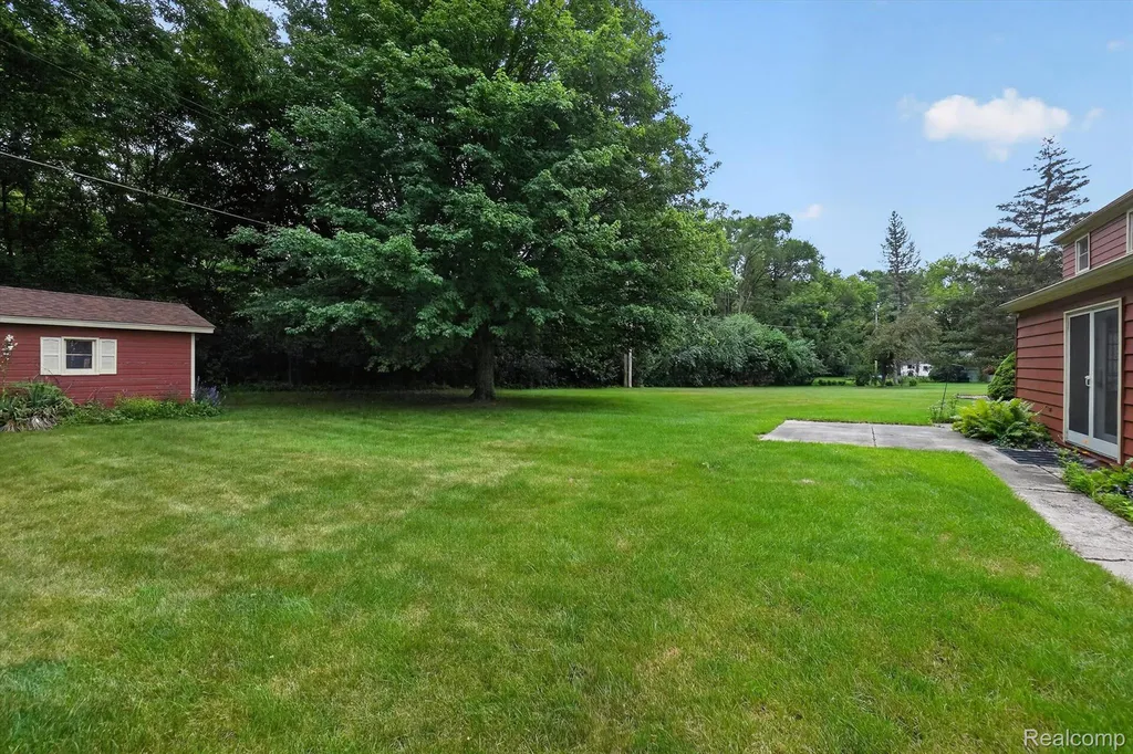 2356 Pineview Court Flint Charter Township MI 48433