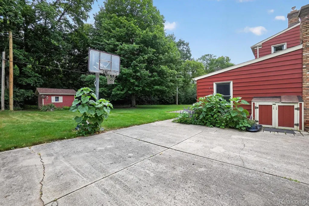 2356 Pineview Court Flint Charter Township MI 48433