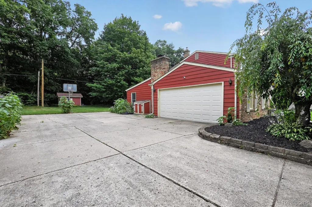 2356 Pineview Court Flint Charter Township MI 48433