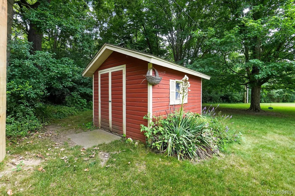 2356 Pineview Court Flint Charter Township MI 48433