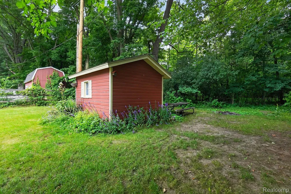 2356 Pineview Court Flint Charter Township MI 48433