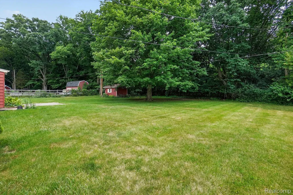 2356 Pineview Court Flint Charter Township MI 48433