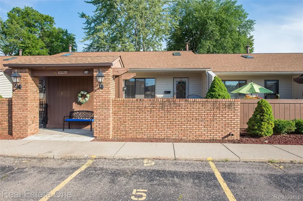 62177 Ticonderoga South Lyon City MI 48178