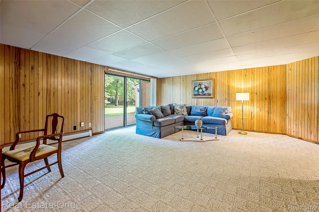 62177 Ticonderoga South Lyon City MI 48178