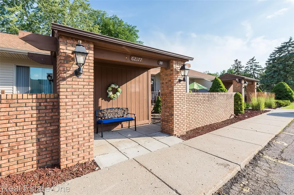 62177 Ticonderoga South Lyon City MI 48178