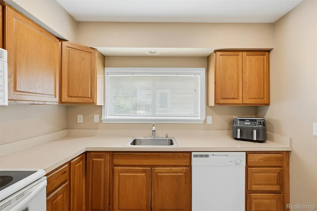 27085 Dartmouth Street Madison Heights City MI 48071