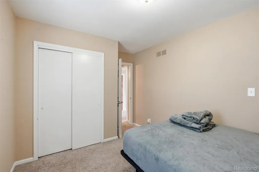 27085 Dartmouth Street Madison Heights City MI 48071