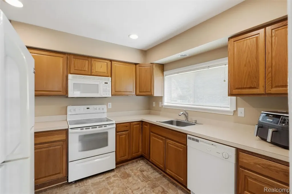 27085 Dartmouth Street Madison Heights City MI 48071