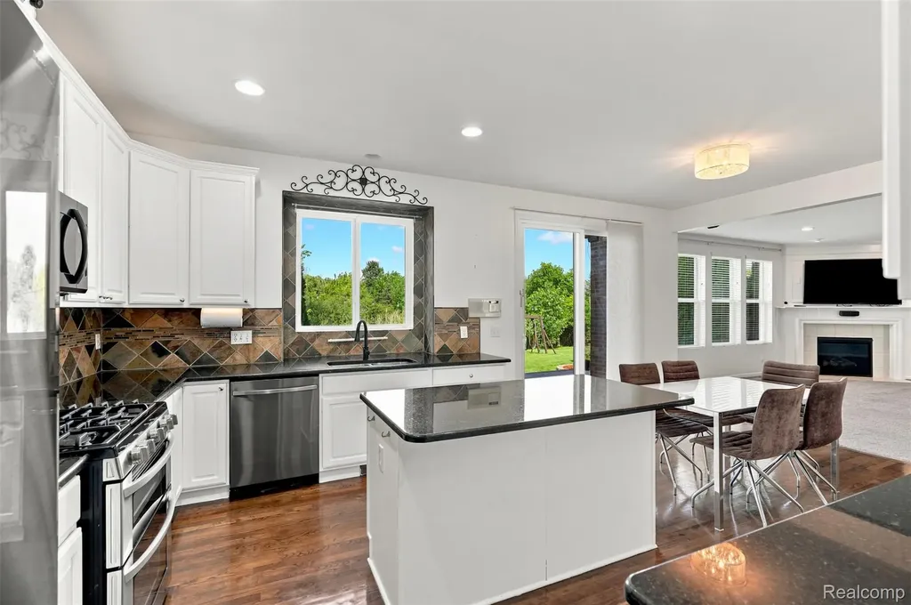 49894 Bloomsbury Lane Macomb Township MI 48044