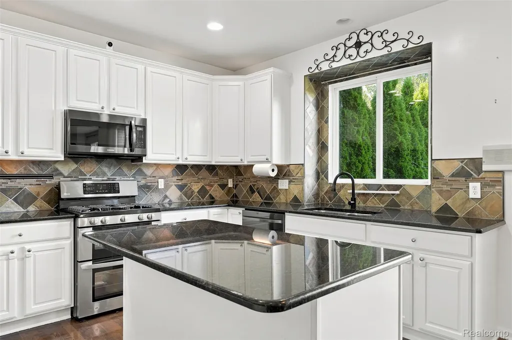 49894 Bloomsbury Lane Macomb Township MI 48044