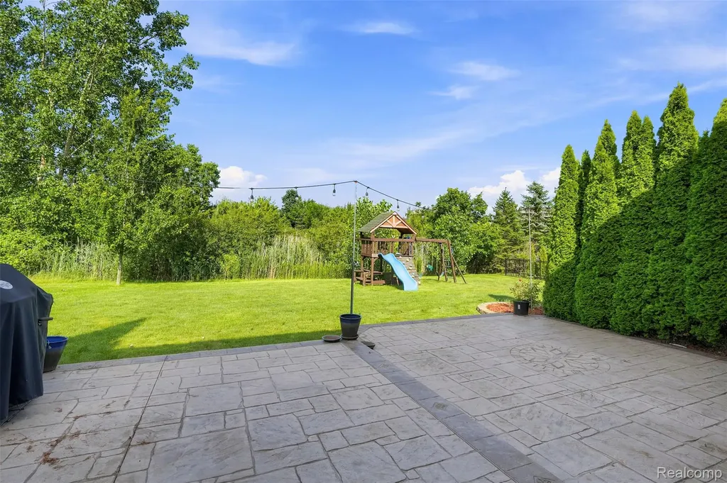 49894 Bloomsbury Lane Macomb Township MI 48044