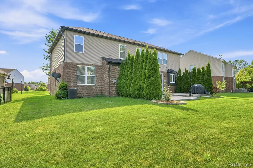 49894 Bloomsbury Lane Macomb Township MI 48044