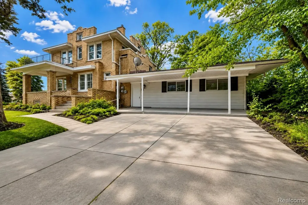 21855 Schoenherr Road Warren City MI 48089