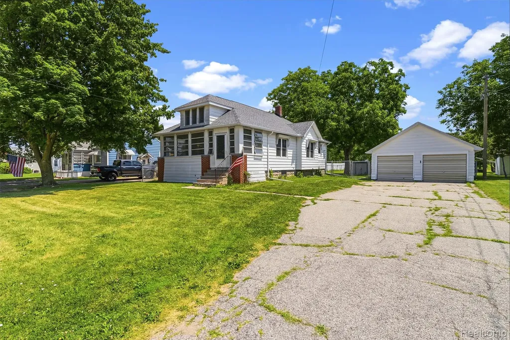 1709 Michigan Avenue Portsmouth Charter Township MI 48708