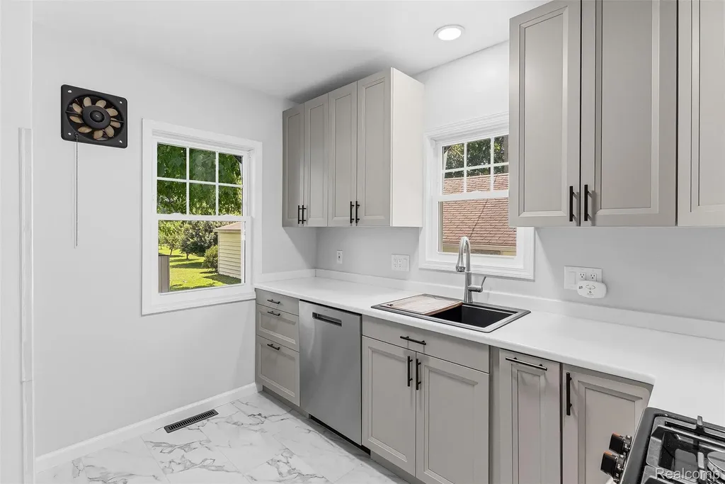 1709 Michigan Avenue Portsmouth Charter Township MI 48708
