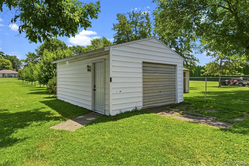 1709 Michigan Avenue Portsmouth Charter Township MI 48708